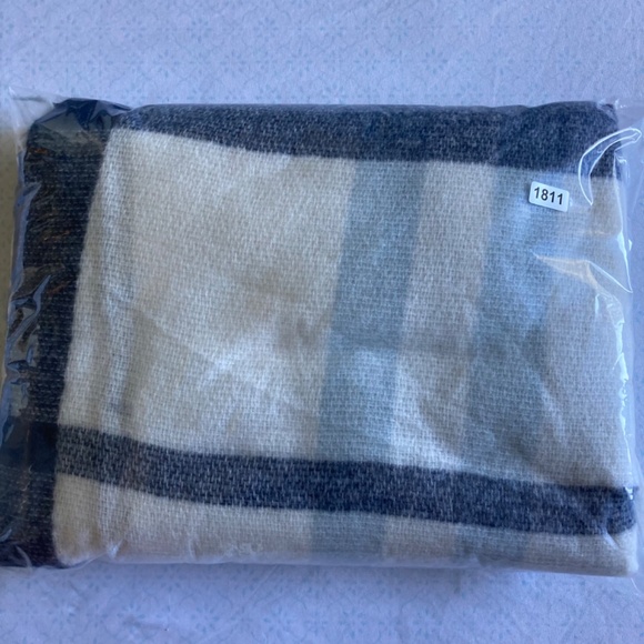 New Banana republic women’s poncho with some wool Cashmere blend - Picture 4 of 4